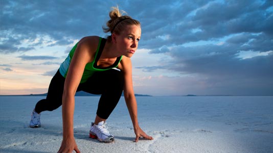 Athlete in the starting position for a race in the desert