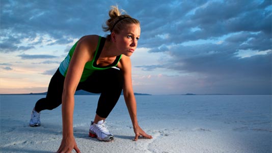 Athlete in the starting position for a race in the desert